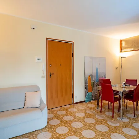 Guesthost - Bright Seaview In Apartment