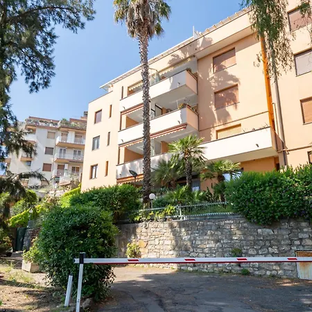 Guesthost - Bright Seaview In *